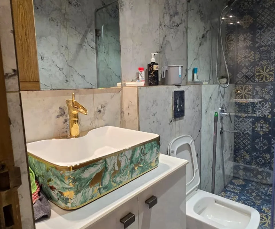 A refined bathroom corner