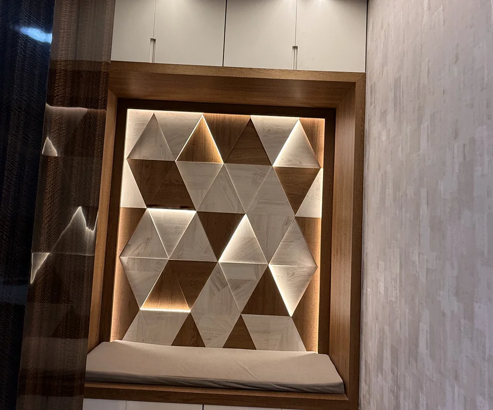 Geometric wall feature