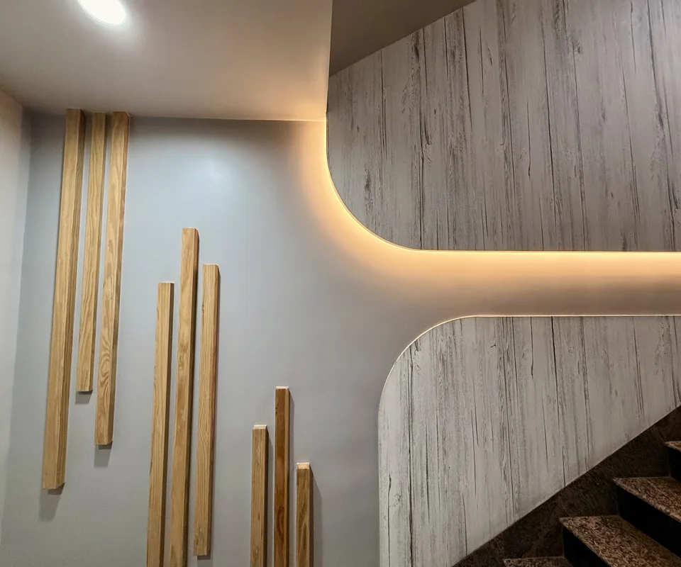 Sculpted staircase wall